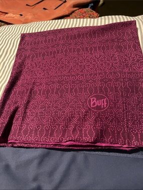 BUFF Women’s Neck Gaiter in Deep Magenta Dotted Pattern